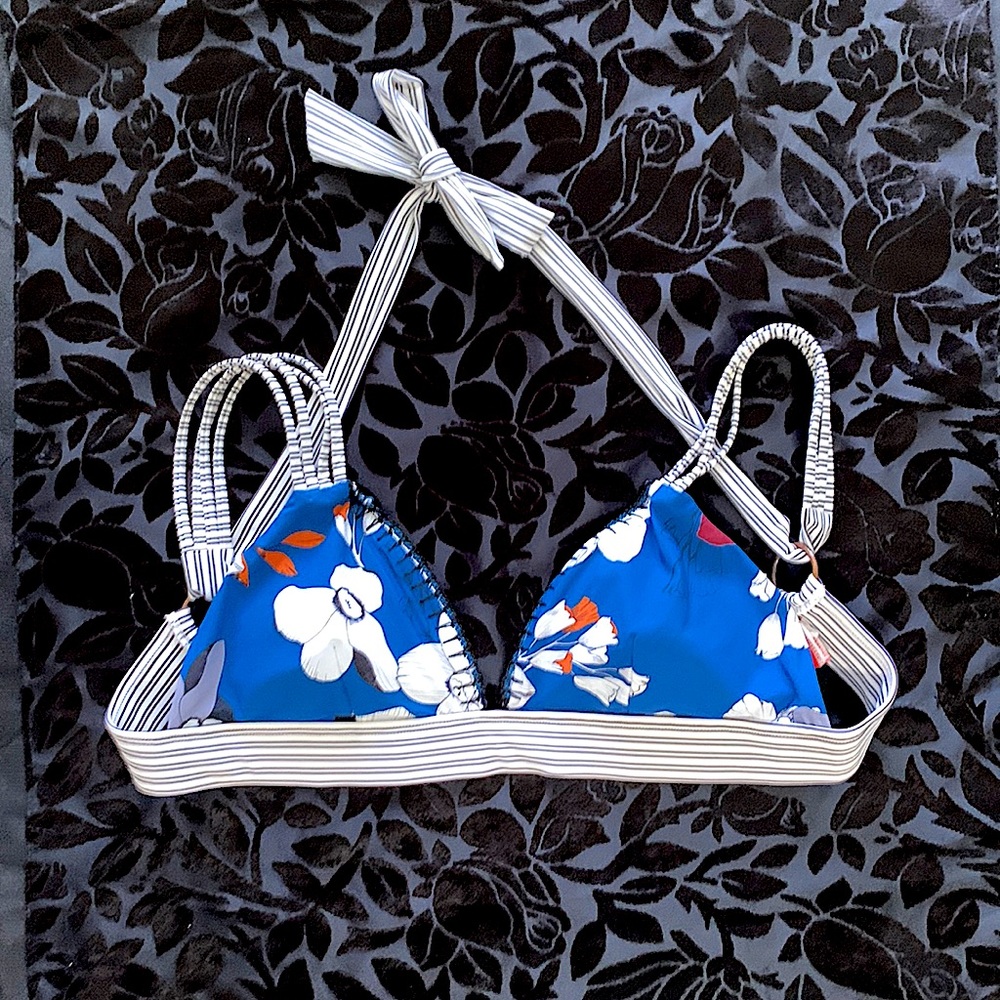 4/$25 NWT--Women's Red Carter Blue and White Floral Lola Top S